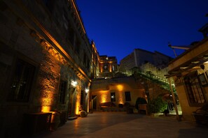 Fachada de la propiedad por la tarde o noche