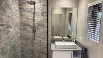 Ducha, artículos de tocador gratuitos, toallas