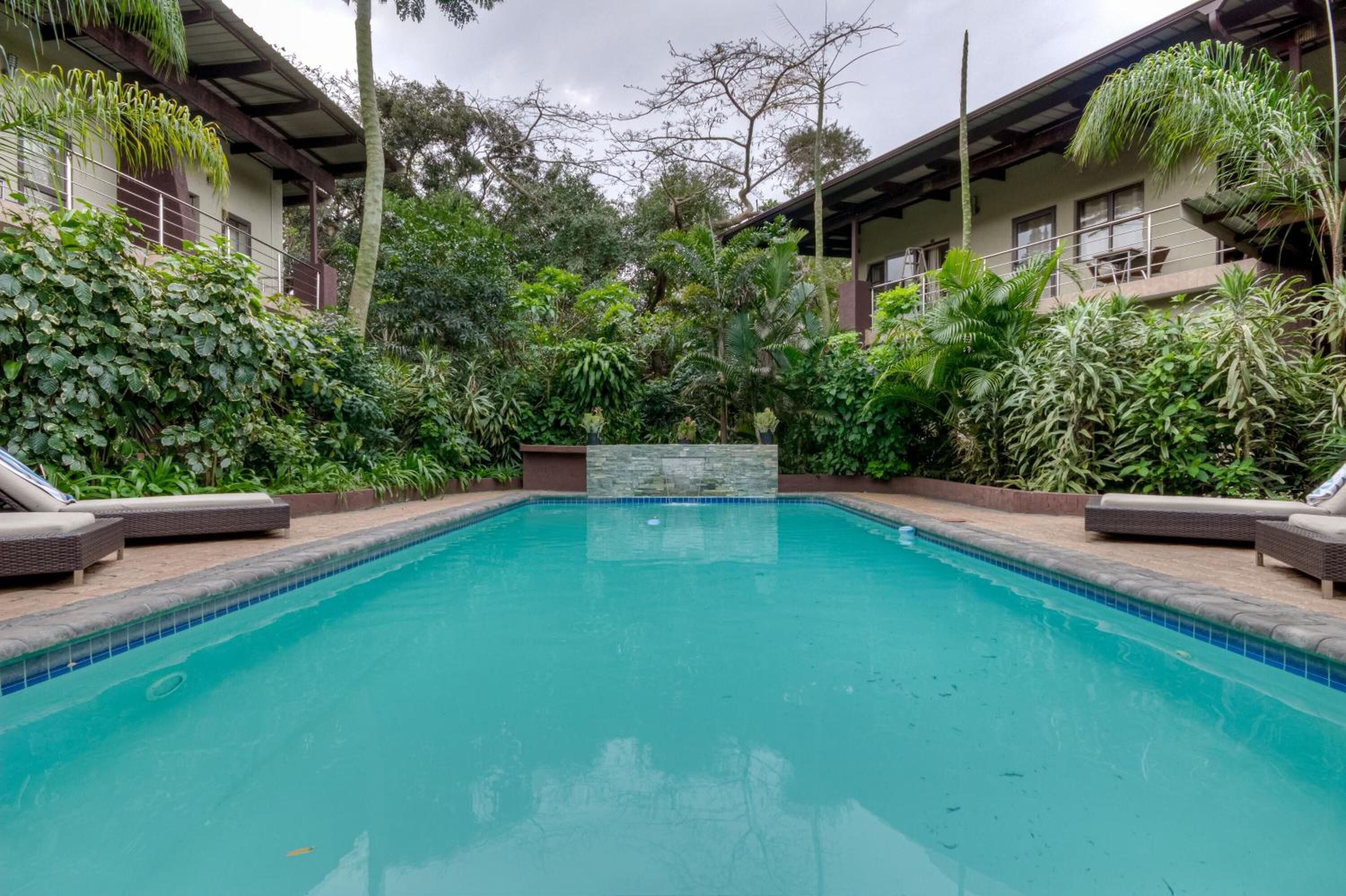 2 outdoor pools, pool loungers