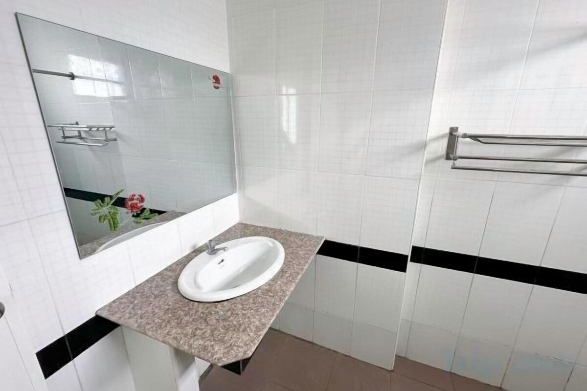 Een douche, gratis toiletartikelen, een bidet, handdoeken