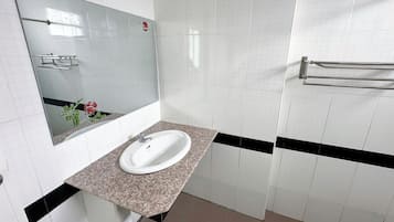 Standard Twin Room | Bathroom | Shower, free toiletries, towels
