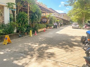 Free self-parking - Baiboon Grand Hotel (Mueang Loei)