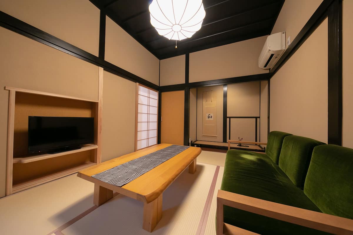 Minibar, caja de seguridad en la habitación y ropa de cama 