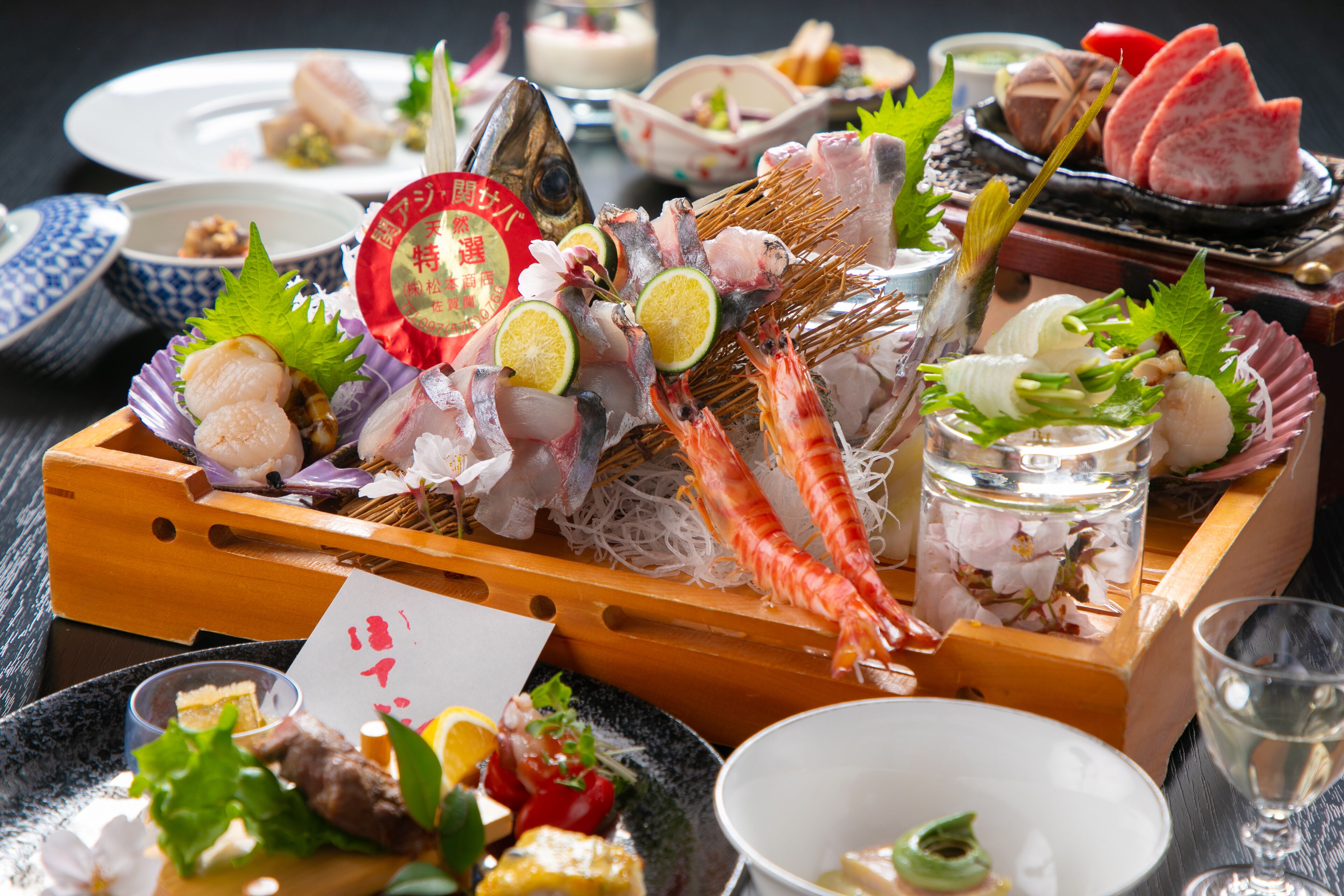 Una variedad de platos de mariscos, como camarones y pescado, dispuestos en una bandeja de madera.