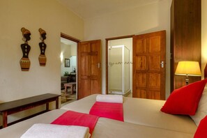 Escritorio y ropa de cama