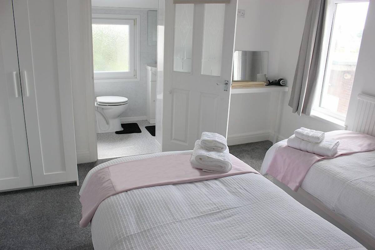 Comfort Twin Room, 2 Single Beds, Garden View (Ensuite) | Desk, free WiFi