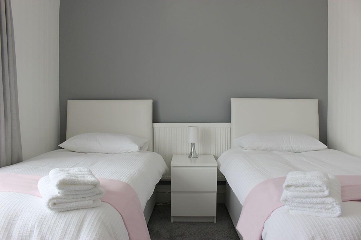 Standard Twin Room, 2 Single Beds, Shared Bathroom