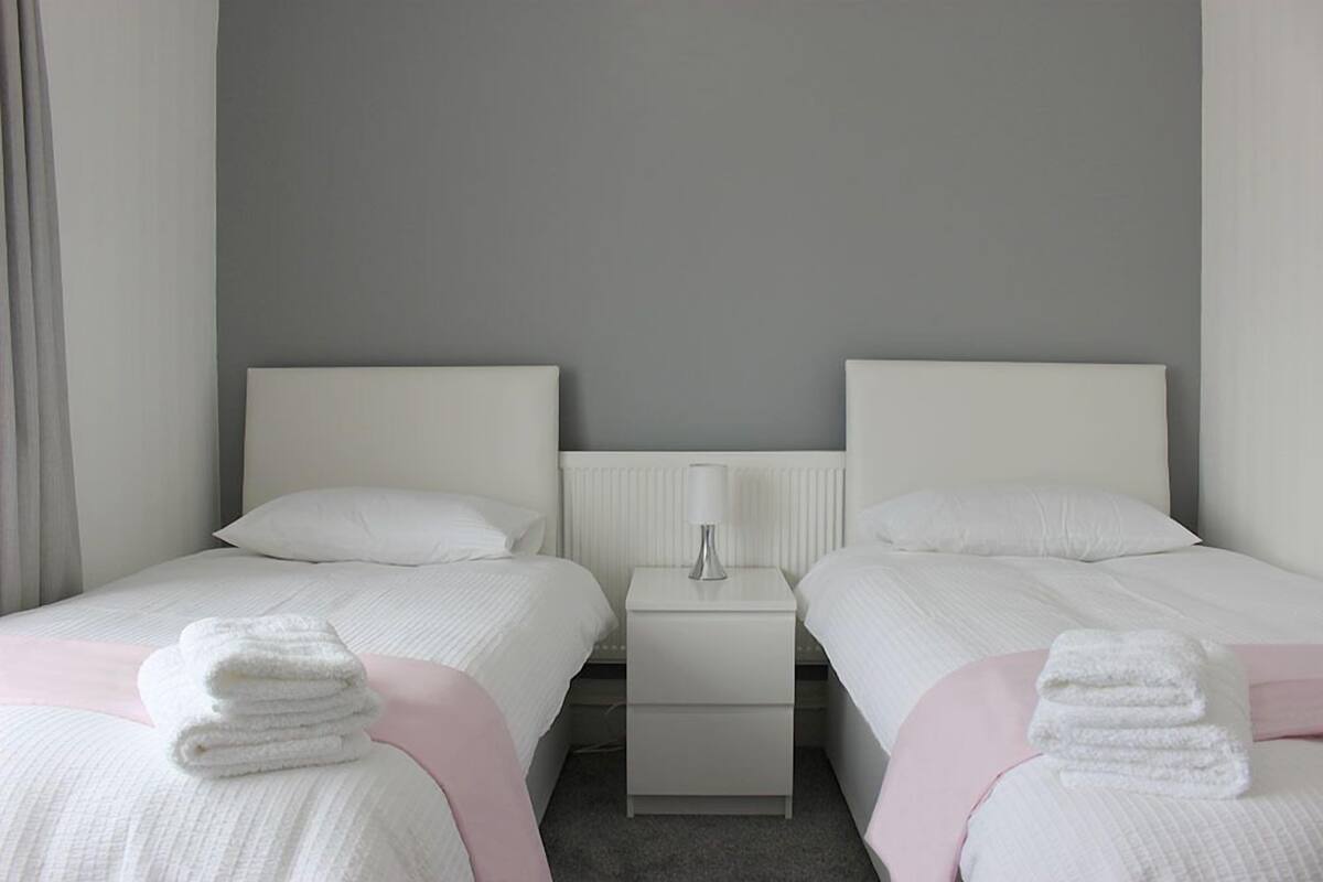 Standard Twin Room, 2 Single Beds, Shared Bathroom | Desk, free WiFi
