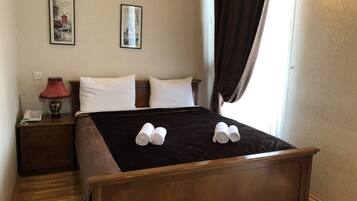 Standard Quadruple Room, Mixed Dorm, Non Smoking | Minibar, in-room safe, desk, iron/ironing board