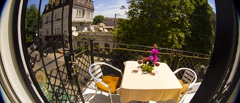 Neljän hengen standard-huone, sekamajoitus, tupakointi kielletty | Näkymä parvekkeelta