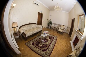 Lobby sitting area - Swan Hotel (Baku)