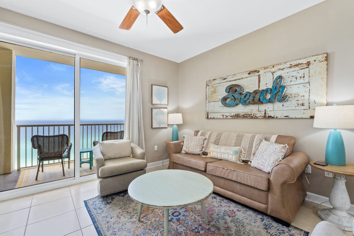 Apartamento, 2 habitaciones, vistas al mar (1-1206) | Zona de estar | Televisión LCD de 40 pulgadas con canales digitales, una televisión