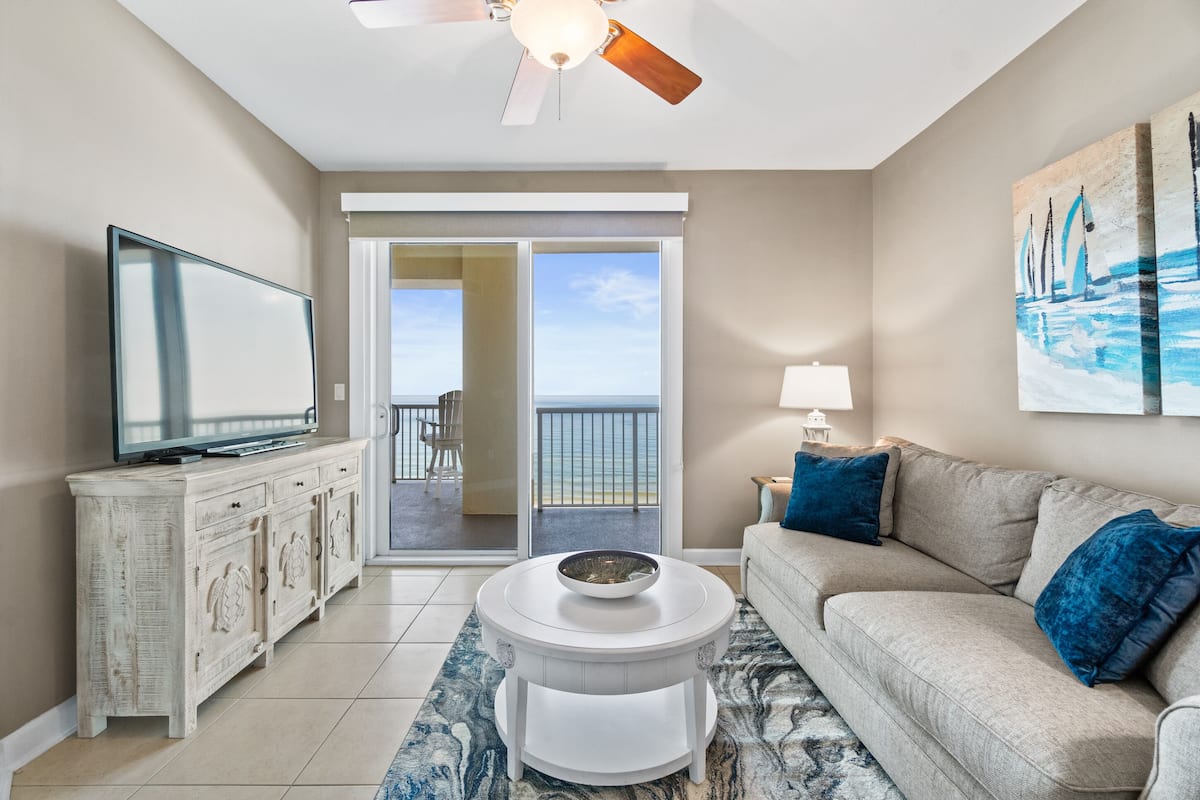 Apartamento, 3 habitaciones, vistas al mar (1-701) | Zona de estar | Televisión LCD de 40 pulgadas con canales digitales, una televisión