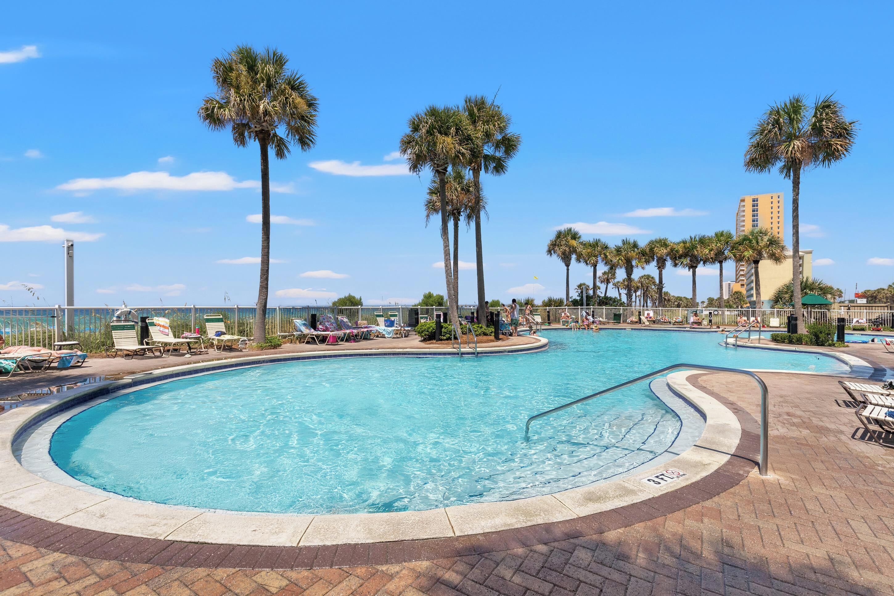 2 من حمّامات السباحة الخارجية، مظلات على حمّام السباحة، مقاعد للتشمس