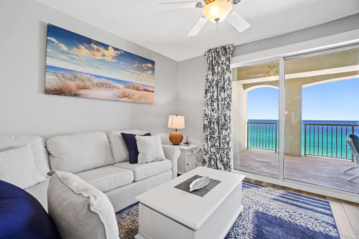 Apartamento, 2 habitaciones, vistas al mar (1-907) | Zona de estar | Televisión LCD de 40 pulgadas con canales digitales, una televisión