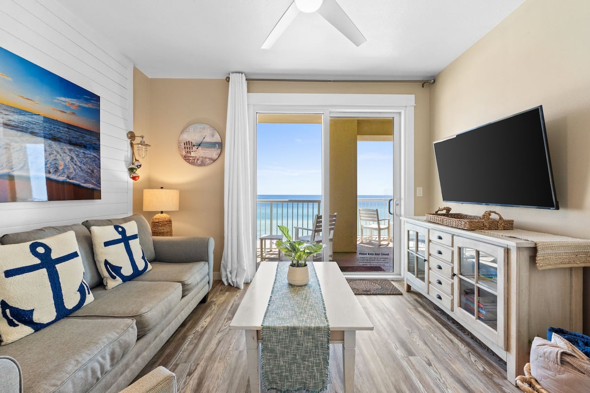 Apartamento, 3 habitaciones, vistas al mar (1-609) | Zona de estar | Televisión LCD de 40 pulgadas con canales digitales, una televisión
