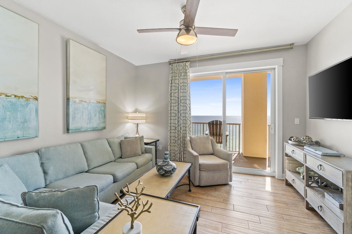 Apartamento, 2 habitaciones, vistas a la playa (808) | Zona de estar | Televisión LCD de 40 pulgadas con canales digitales, una televisión