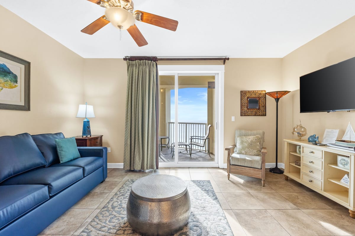 Apartamento, 1 habitación, vistas al mar (1401) | Zona de estar | Televisión LCD de 40 pulgadas con canales digitales, una televisión