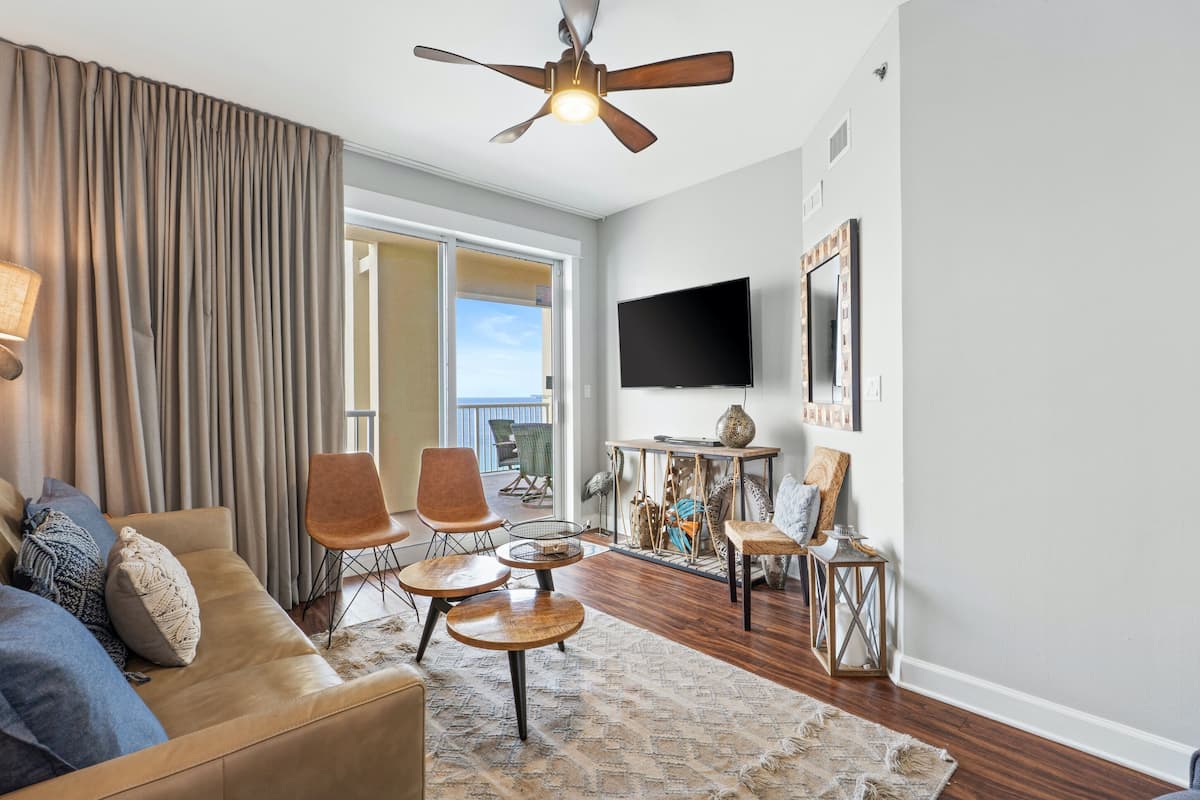 Condo, 3 Bedrooms, Ocean View (1-1709) | Zona de estar | Televisión LCD de 40 pulgadas con canales digitales, una televisión