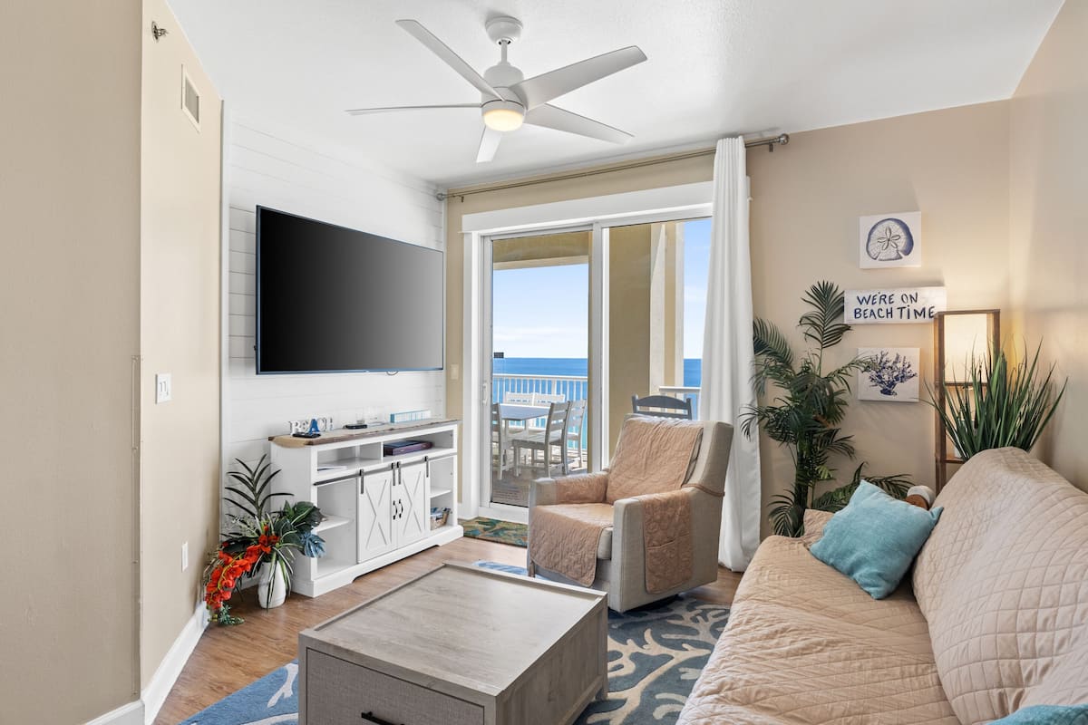 Apartamento, 3 habitaciones, vistas al mar (1-1501) | Zona de estar | Televisión LCD de 40 pulgadas con canales digitales, una televisión