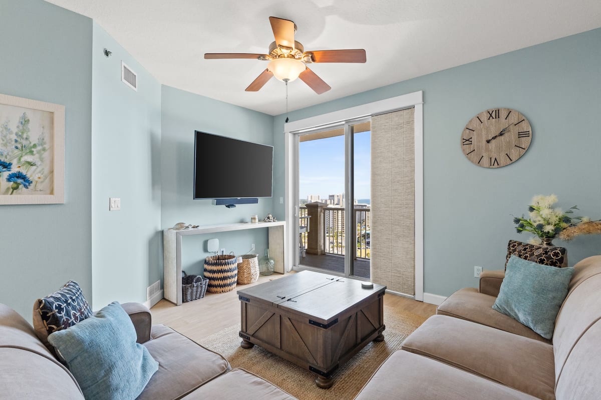 Condo, 2 Bedrooms, Sea View (2-1205) | Zona de estar | Televisión LCD de 40 pulgadas con canales digitales, una televisión