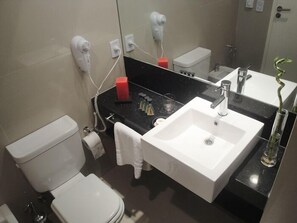 Estudio | Baño | Tina con regadera, tina profunda, secadora de cabello 