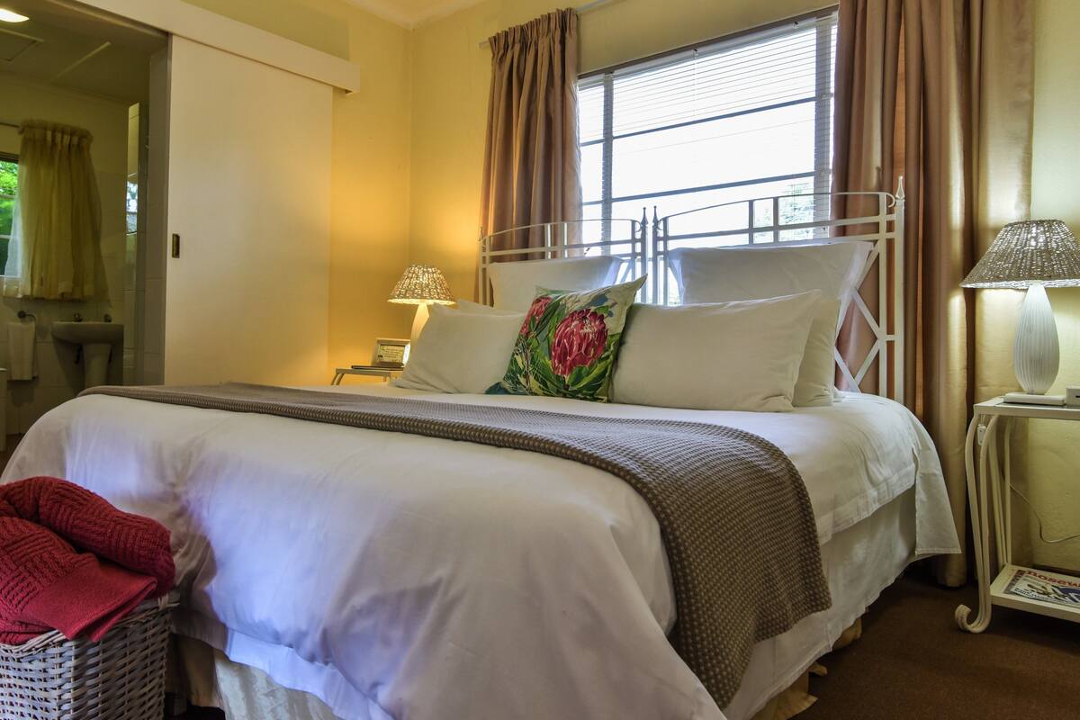 Standard Cottage (Bushwillow) | Individually decorated, individually furnished, desk, laptop workspace
