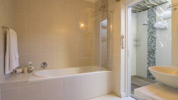 Rainfall showerhead, free toiletries, hair dryer, towels