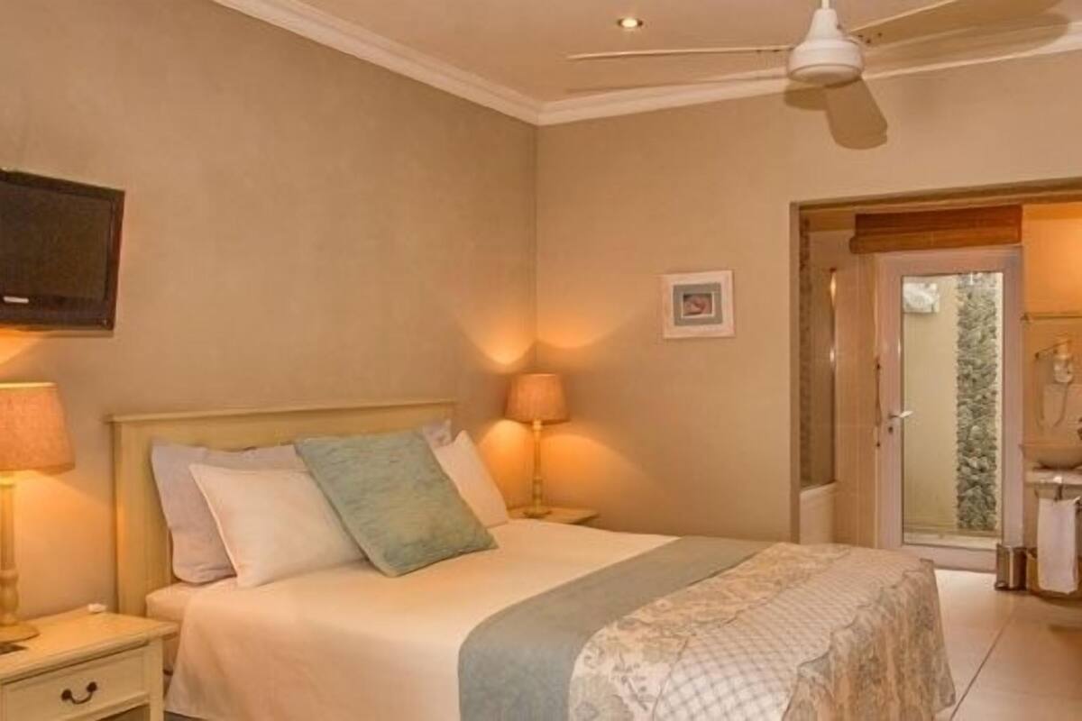 Comfort Room (Queen Bed) | Egyptian cotton sheets, premium bedding, pillowtop beds, in-room safe