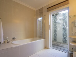 ห้องคอมฟอร์ท (Queen Bed) | ห้องน้ำ | เรนชาวเวอร์, ของใช้ในห้องน้ำฟรี, ไดร์เป่าผม, ผ้าเช็ดตัว