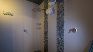 Bathroom shower - Bahari Beach House (Plettenberg Bay)