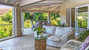 32-cm TV with satellite channels, DVD player - Bahari Beach House (Plettenberg Bay)