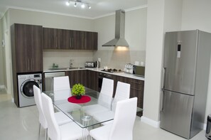 Full-size fridge, microwave, oven, stovetop