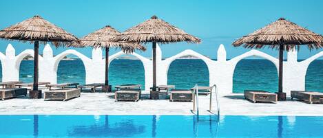 Una piscina al aire libre de temporada