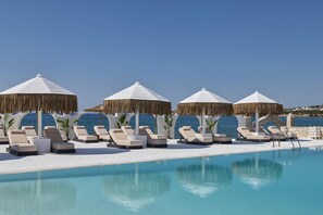 Una piscina al aire libre de temporada
