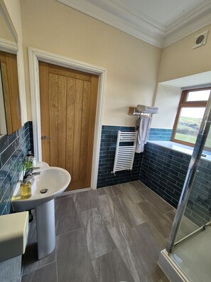 Luxury Apartment, Accessible, Ensuite (Family) | Bathroom