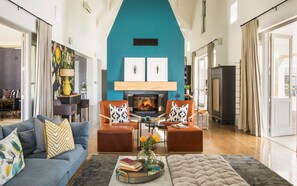 Luksusvilla (Mountain) | Oppholdsområde | En 34-tommers Flatskjerm-TV med Parabol-TV samt TV