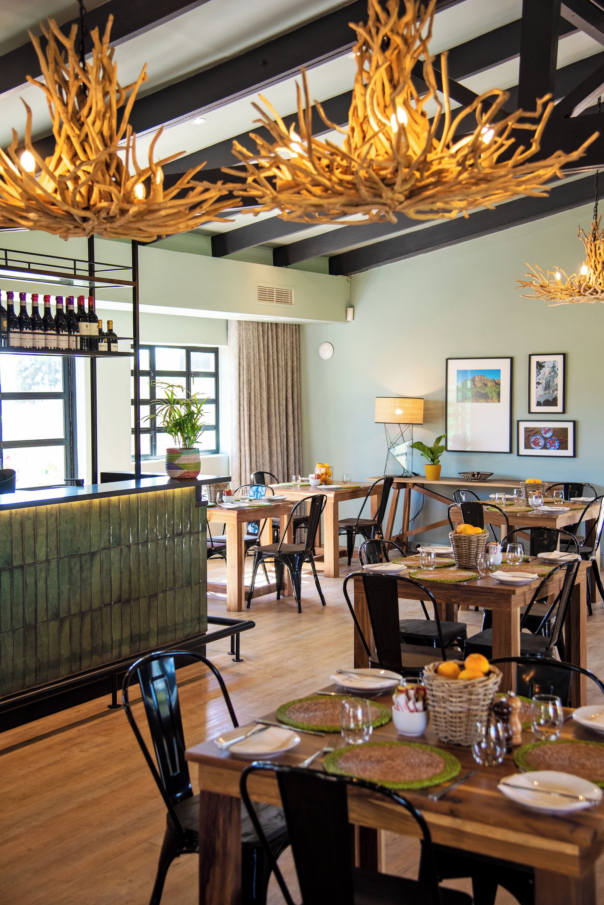 2 restaurants; breakfast, lunch and dinner served 