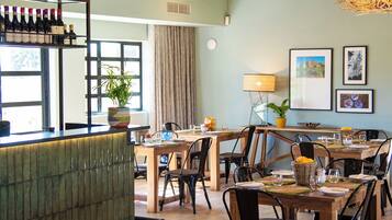 2 restaurants; breakfast, lunch and dinner served