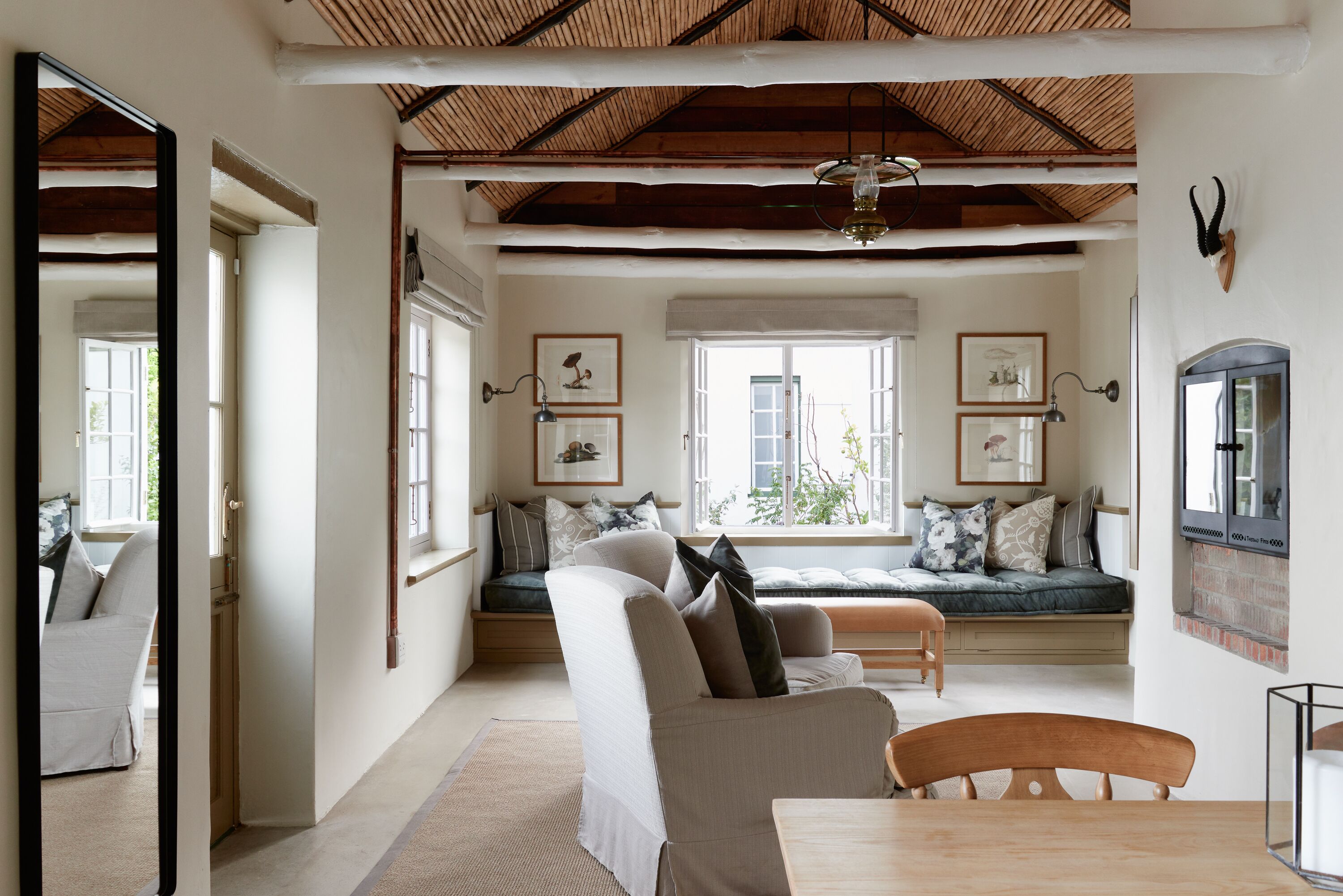 large werf garden suite | living room | 34-inch flat-screen tv with satellite channels, tv, fireplace