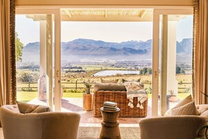 尊荣独立别墅 | 起居区 | 34-英寸纯平电视 （配备卫星频道）、电视