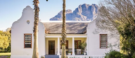 Classic-talo (Champagne Farmhouse) | Terassi/patio