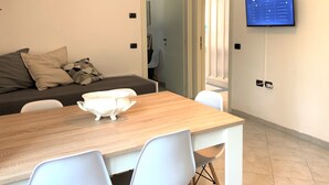 Apartamento, 2 quartos, acessível (Piazza Colombo 7) | Área de estar | TV de tela plana