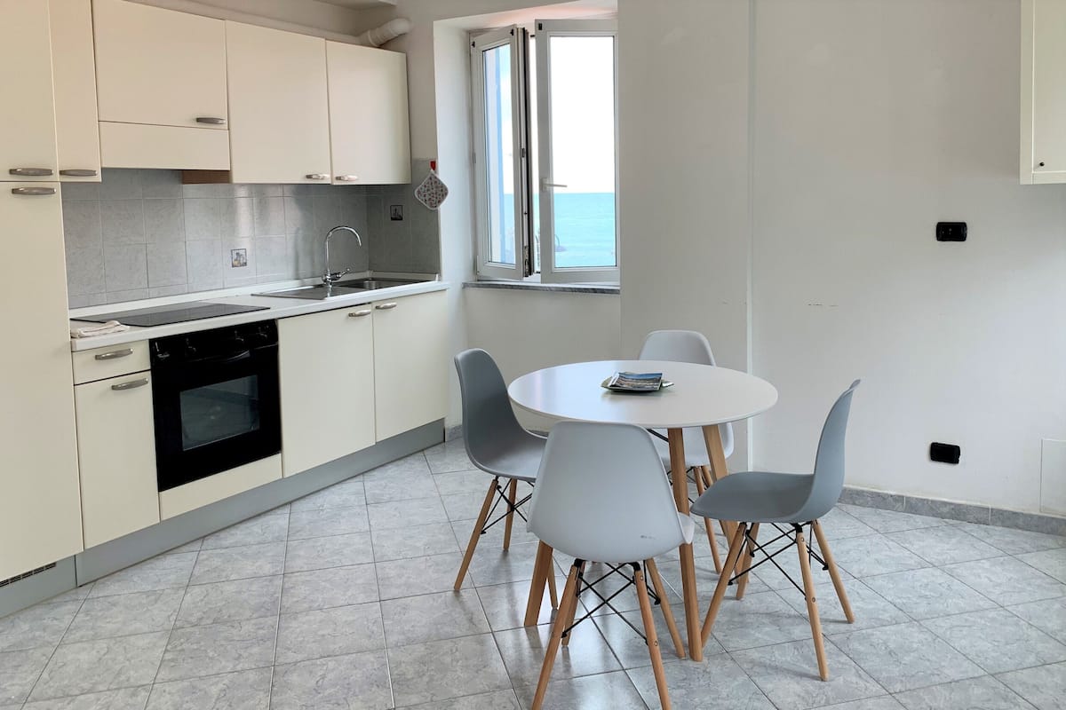 Eenvoudig appartement, 1 slaapkamer, toegankelijk voor mindervaliden (Piazza Colombo 7) | Woonruimte | Een flatscreentelevisie
