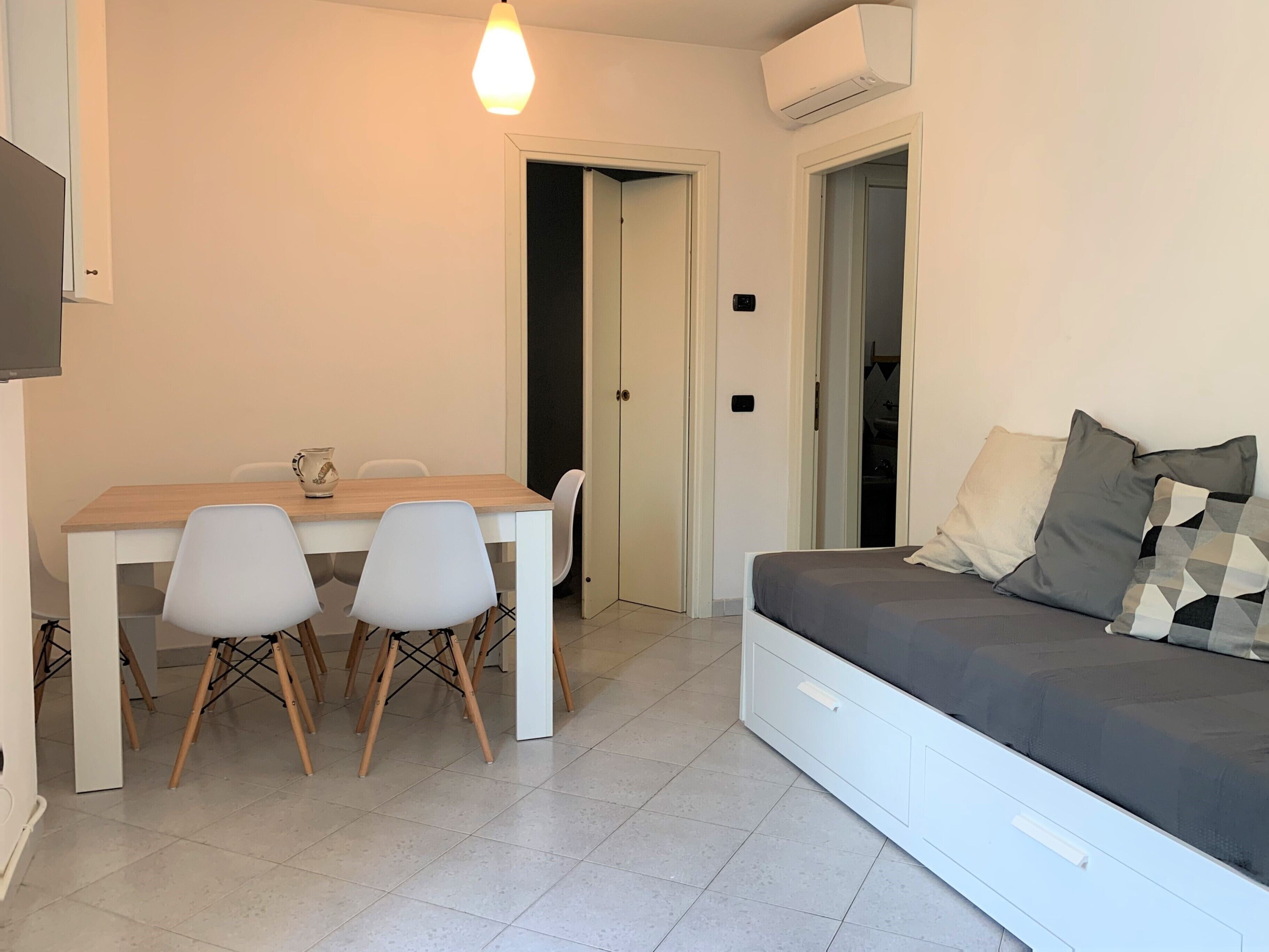 Apartment, 2 Schlafzimmer, Meerblick (Piazza Colombo 7) | Wohnbereich | Flachbildfernseher