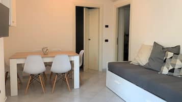 Apartment, 2 Schlafzimmer, Meerblick (Piazza Colombo 7) | Wohnbereich | Flachbildfernseher