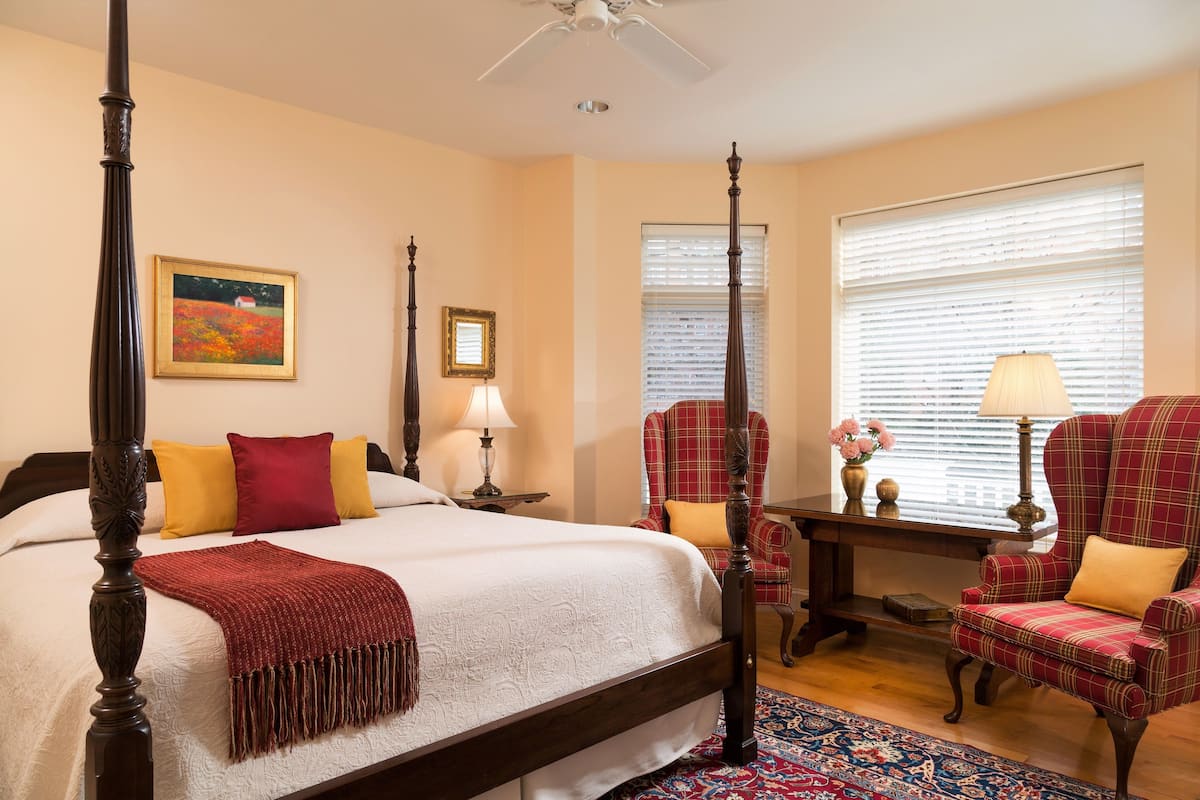 Premium Room, 1 King Bed | Individually decorated, individually furnished, desk, iron/ironing board