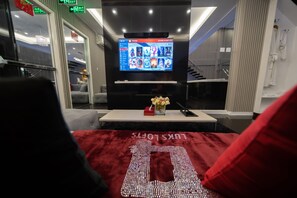Loft de lujo, 2 habitaciones, alberca privada | Área de sala de estar | Televisión LED de 49 pulgadas con canales digitales y televisión 