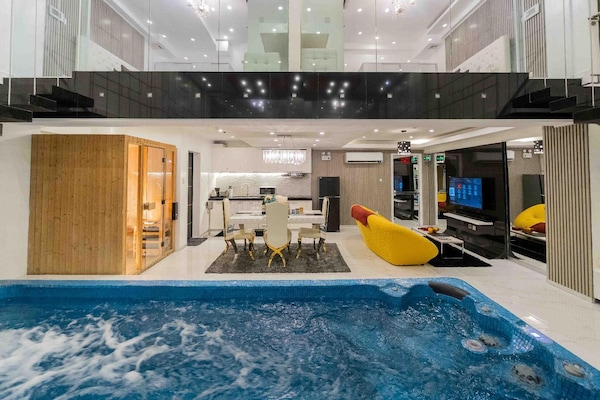 Deluxe Suite, 2 Bedrooms, Private Pool | Ruang tamu | 49 inci televisyen LED dengan digital, TV, komputer tablet