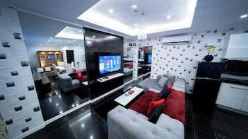 Honeymoon Loft, 1 King Bed, Private Pool | Living area